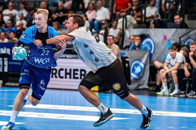 OPEL Handball Bundesliga: TVB Stuttgart vs. Bergischer HC; 28.08.2026 Stuttgart, GERMANY - 28. August 2026: Torben Matzken (TVB Stuttgart, 22) gegen Tom Bergner (Bergischer HC, 28) während dem Match zwischen dem TVB Stuttgart und dem Bergischer HC am 1. Spieltag der OPEL Handball Bundesliga in der Porsche-Arena. Copyright: xBEAUTIFULxSPORTS Steinx