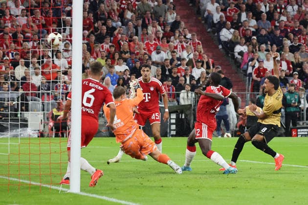 28.08.26 FC Bayern München - VfB Stuttgart Deutschland, München, 28.08.2026, Fussball, Bundesliga, Saison 2026 2027, FC Bayern München - VfB Stuttgart: Tiago Tomas, rechts, VfB, trifft nur die Latte. Links TW Manuel Neuer, Bayern. *** August 28, 2026 FC Bayern Munich vs. VfB Stuttgart Germany, Munich, August 28, 2026, Soccer, Bundesliga, 2026–2027 Season, FC Bayern Munich vs. VfB Stuttgart: Tiago Tomas (right, VfB) hits the crossbar; on the left, goalkeeper Manuel Neuer (Bayern)