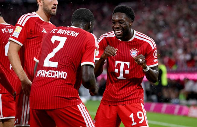 Fussball 1. Bundesliga Saison 2026 2027 1. Spieltag 28.08.2026 FC Bayern Muenchen - VfB Stuttgart Jubel Tanz FC Bayern Muenchen nach dem Tor zum 1 - 0, v. li., durch den Torschuetzen Dayot Upamecano mit Alphonso Davies *** Soccer: Bundesliga Season 2026–2027, Matchday 1, August 28, 2026: FC Bayern Munich vs. VfB Stuttgart. FC Bayern Munich celebrates with a dance after scoring the 1–0 goal, from left: goal scorer Dayot Upamecano with Alphonso Davies