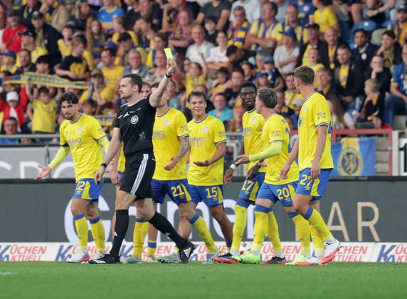 Schiedsrichter Richard Hempel zeigt Lino Tempelmann (Eintracht Braunschweig) die gelbe Karte und gibt nach VAR Elfmeter Fussball, Herren, Saison 2026 2027 2.BL, Eintracht Stadion, Eintracht Braunschweig gegen Hertha BSC Berlin, 3-5 DFL REGULATIONS PROHIBIT ANY USE OF PHOTOGRAPHS AS IMAGE SEQUENCES AND OR QUASI-VIDEO. *** Referee Richard Hempel shows Lino Tempelmann of Eintracht Braunschweig a yellow card and awards a penalty kick following a VAR review. Soccer, Men s, 2026–2027 season, 2nd Bundesliga, Eintracht Stadium, Eintracht Braunschweig vs. Hertha BSC Berlin, 3–5. DFL regulations prohibit any use of photographs as image sequences and or quasi-video.