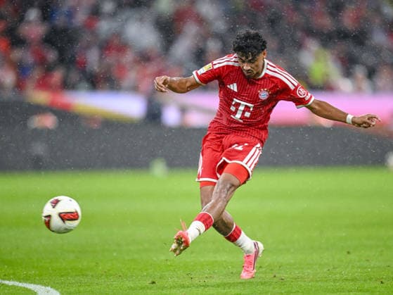 Nathaniel Brown (FC Bayern Muenchen) in Aktion, am Ball, Einzelaktion waehrend des spiels der 1. Bundesliga zwischen FC Bayern Muenchen und VfB Stuttgart, Allianz Arena am 28. August 2026 in Muenchen, Deutschland. (Foto von Harry Langer DeFodi Images) +++ Nathaniel Brown (FC Bayern Muenchen) controls the Ball during the Bundesliga match between FC Bayern Muenchen and VfB Stuttgart at Allianz Arena on August 28, 2026 in Munich, Germany. (Photo by Harry Langer DeFodi Images) DFB DFL REGULATIONS PROHIBIT ANY USE OF PHOTOGRAPHS AS IMAGE SEQUENCES AND OR QUASI-VIDEO. (Photo by Harry Langer DeFodi Images) DFB DFL REGULATIONS PROHIBIT ANY USE OF PHOTOGRAPHS AS IMAGE SEQUENCES AND OR QUASI-VIDEO. - *** Nathaniel Brown of FC Bayern Munich in action, on the ball, making a solo move during the Bundesliga match between FC Bayern Munich and VfB Stuttgart, Allianz Arena on August 28, 2026, in Munich, Germany. Photo by Harry Langer, DeFodi Images. Nathaniel Brown of FC Bayern Munich controls the ball during the Bundesliga match between FC Bayern Munich and VfB Stuttgart at Allianz Arena on August 28, 2026, in Munich, Germany. Photo by Harry Langer, DeFodi Images. DFB and DFL regulations prohibit any use of photographs as image sequences and or quasi-video. Photo by Harry Langer, DeFodi Images. DFB and DFL regulations prohibit any use of photographs as imSEQUENCES AND OR QUASI-VIDEO