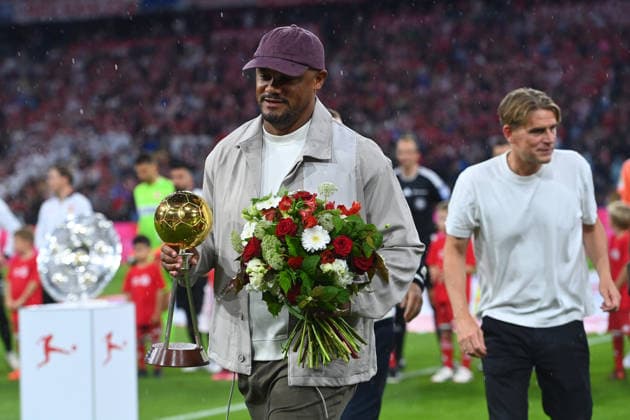 Trainer Vincent KOMPANY (Bayern Muenchen) mit Pokal,Cup,Trophaee Trainer des Jahres,Ehrung. Fussball 1. Bundesliga Saison 2026 2027, 1.Spieltag, Spieltag01, FC Bayern Muenchen - VfB Stuttgart am 28.08.2026 , A L L I A N Z A R E N A. *** Coach Vincent KOMPANY of Bayern Munich with the trophy, Cup, and Coach of the Year award, honored in the 2026–2027 Bundesliga season, Matchday 1, Matchday 01, FC Bayern Munich vs. VfB Stuttgart on August 28, 2026, Allianz Arena