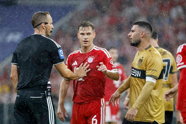 Schiedsrichter SoÌˆren Storks, Joshua Kimmich (FC Bayern München, 06) und Deniz Undav (VfB Stuttgart, 26) im Dialog, im Gespräch, im Austausch, in Kommunikation , Deutschland, Fussball, 1. Bundesliga, 1.Spieltag, 2026 2027, FC Bayern München vs. VfB Stuttgart, 28.08.2026, München Allianz-Arena Deutschland *** Referee Søren Storks, Joshua Kimmich (FC Bayern Munich), No. 6, and Deniz Undav (VfB Stuttgart), No. 26, in dialogue, in conversation, exchanging ideas, communicating, Germany, soccer, Bundesliga 1, Matchday 1, 2026–2027, FC Bayern Munich vs. VfB Stuttgart, August 28, 2026, Munich Allianz Arena, Germany Copyright: xGrantxHubbsx