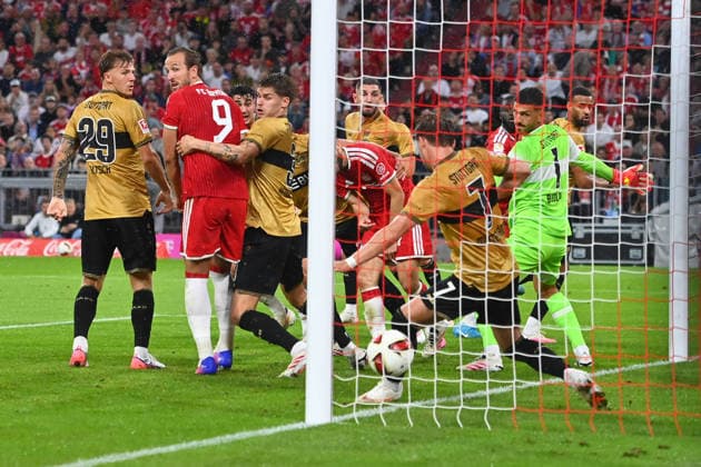 Tor Dayot UPAMECANO (Bayern Muenchen)-hinten) Kopballtor zum 1-0,Strafraumszene.Aktion. Fussball 1. Bundesliga Saison 2026 2027, 1.Spieltag, Spieltag01, FC Bayern Muenchen - VfB Stuttgart am 28.08.2026 , A L L I A N Z A R E N A. *** Tor Dayot UPAMECANO scores a header from the back for Bayern Munich, making it 1–0; penalty area action, soccer, Bundesliga Season 2026–2027, Matchday 1, Matchday 01, FC Bayern Munich vs. VfB Stuttgart on August 28, 2026, Allianz Arena