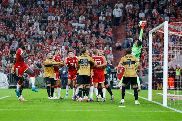 Fabian Bredlow (VfB Stuttgart, 01) am Ball , Deutschland, Fussball, 1. Bundesliga, 1.Spieltag, 2026 2027, FC Bayern München vs. VfB Stuttgart, 28.08.2026, München Allianz-Arena Deutschland *** Fabian Bredlow, VfB Stuttgart, 01 on the Ball, Germany, Soccer, Bundesliga 1, Matchday 1, 2026–2027, FC Bayern Munich vs. VfB Stuttgart, August 28, 2026, Allianz Arena, Munich, Germany Copyright: xGrantxHubbsx