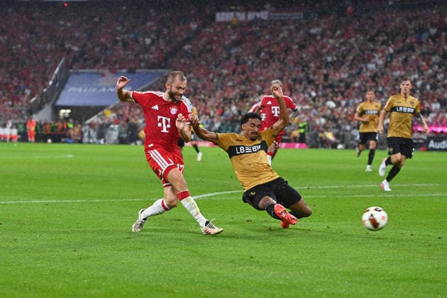 Torchance Konrad LAIMER (Bayern Muenchen), Aktion,Zweikampf gegen Tiago TOMAS (VFB Stuttgart), Strafraumszene. Fussball 1. Bundesliga Saison 2026 2027, 1.Spieltag, Spieltag01, FC Bayern Muenchen - VfB Stuttgart am 28.08.2026 , A L L I A N Z A R E N A. *** Scoring chance by Konrad LAIMER of Bayern Munich, action, tackle against Tiago TOMAS of VfB Stuttgart, penalty area play, soccer, Bundesliga Season 2026–2027, Matchday 1, Matchday 01, FC Bayern Munich vs. VfB Stuttgart on August 28, 2026, Allianz Arena