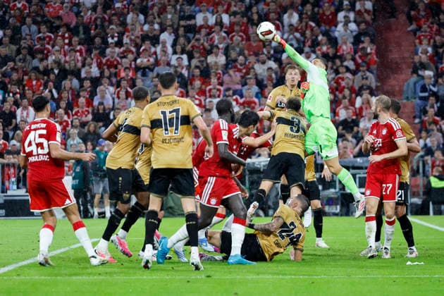 Fabian Bredlow (VfB Stuttgart, 01) am Ball , Deutschland, Fussball, 1. Bundesliga, 1.Spieltag, 2026 2027, FC Bayern München vs. VfB Stuttgart, 28.08.2026, München Allianz-Arena Deutschland *** Fabian Bredlow, VfB Stuttgart, 01 on the Ball, Germany, Soccer, Bundesliga 1, Matchday 1, 2026–2027, FC Bayern Munich vs. VfB Stuttgart, August 28, 2026, Allianz Arena, Munich, Germany Copyright: xGrantxHubbsx