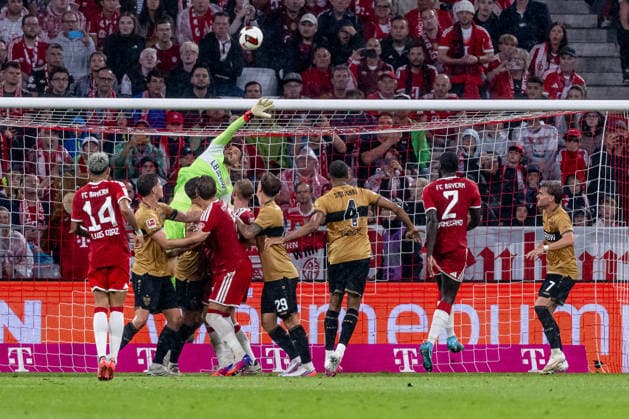 Fabian Bredlow (Torwart, VfB Stuttgart, 01) und seine Abwehrspieler verhindern einen weiteren Gegentreffer GER, FC Bayern Muenchen vs. VfB Stuttgart, Fussball, Bundesliga, 1. Spieltag, Spielzeit 2026 2027, 28.08.2026. (DFL DFB REGULATIONS PROHIBIT ANY USE OF PHOTOGRAPHS as IMAGE SEQUENCES and or QUASI-VIDEO). Foto: HMB Media Heike Feiner *** Fabian Bredlow, goalkeeper for VfB Stuttgart, 01, and his defenders prevent another goal GER, FC Bayern Munich vs. VfB Stuttgart, Soccer, Bundesliga, Matchday 1, 2026–2027 season, August 28, 2026. DFL and DFB regulations prohibit any use of photographs as image sequences and or quasi-video. Photo: HMB Media, Heike Feiner Copyright: HMBxMedia HeikexFeiner