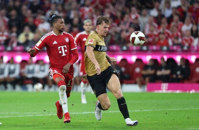 28.08.2026, GER, Fussball, Herren, 1. Bundesliga, Saison 2026 2027, 1. Spieltag, FC Bayern München vs. VfB Stuttgart Michael Olise (FC Bayern Muenchen 17) im Zweikampf gegen Finn Jeltsch (VfB Stuttgart 29) DFB DFL regulations prohibit any use of photographs as image sequences and or quasi-video München Allianz Arena Bayern Deutschland *** August 28, 2026, GER, Soccer, Men s, Bundesliga 1, 2026–2027 Season, Matchday 1, FC Bayern Munich vs. VfB Stuttgart: Michael Olise (FC Bayern Munich, No. 17) in a tackle against Finn Jeltsch (VfB Stuttgart, No. 29). DFB and DFL regulations prohibit any use of photographs as image sequences and or quasi-video. Munich, Allianz Arena, Bayern, Germany Copyright: xNordphoto Schneiderx