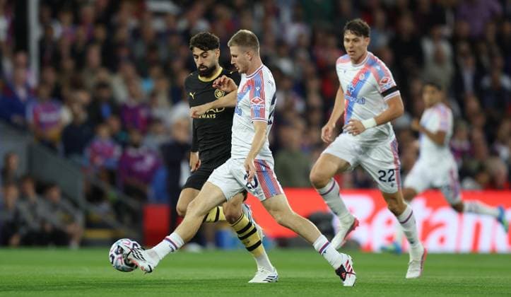 Premier League - Crystal Palace FC v Manchetser City FC LONDON, ENGLAND, AUGUST 28: Adam Wharton of Crystal Palace battles for the ball with Josko Gvardiol of Manchester City during the Premier League match between Crystal Palace FC v Manchester City FC at Selhurst Park Stadium, London, England, on August 28. (Photo by Daniel Weir) London Selhurst Park Stadium England Copyright: xDanielxWeir SportsxPressxPhotox Sportspressphoto_SPR218227