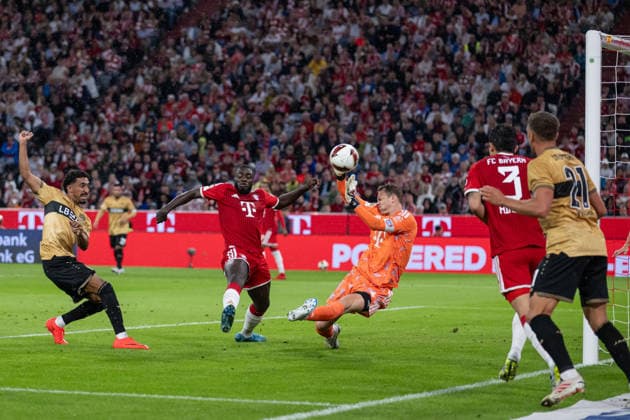 Tiago Tomas (VfB Stuttgart, 08) scheitert hier neben Dayot Upamecano (FC Bayern Muenchen, 02) und Manuel Neuer (Torwart, FC Bayern Muenchen, 01) letztlich an der Latte mit einem Torerfolg GER, FC Bayern Muenchen vs. VfB Stuttgart, Fussball, Bundesliga, 1. Spieltag, Spielzeit 2026 2027, 28.08.2026. (DFL DFB REGULATIONS PROHIBIT ANY USE OF PHOTOGRAPHS as IMAGE SEQUENCES and or QUASI-VIDEO). Foto: HMB Media Heike Feiner *** Tiago Tomas, VfB Stuttgart, 08 fails here alongside Dayot Upamecano, FC Bayern Munich, 02, and Manuel Neuer, goalkeeper, FC Bayern Munich, 01, ultimately hitting the crossbar in a scoring attempt, GER, FC Bayern Munich vs. VfB Stuttgart, soccer, Bundesliga, Matchday 1, 2026–2027 season, August 28, 2026. DFL and DFB regulations prohibit any use of photographs as image sequences and or quasi-video. Photo: HMB Media, Heike Feiner Copyright: HMBxMedia HeikexFeiner