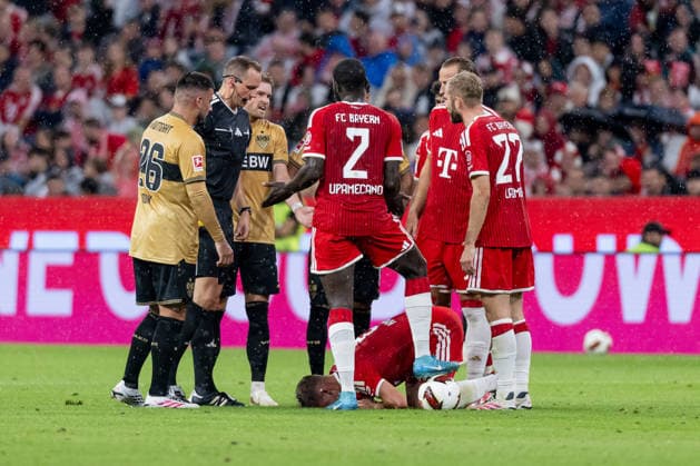 Joshua Kimmich (FC Bayern Muenchen, 06) liegt nach einem Foulspiel mit Schmerzen auf dem Boden, Soeren Storks (Schiedsrichter) und einige Spieler kuemmern sich GER, FC Bayern Muenchen vs. VfB Stuttgart, Fussball, Bundesliga, 1. Spieltag, Spielzeit 2026 2027, 28.08.2026. (DFL DFB REGULATIONS PROHIBIT ANY USE OF PHOTOGRAPHS as IMAGE SEQUENCES and or QUASI-VIDEO). Foto: HMB Media Heike Feiner *** Joshua Kimmich of FC Bayern Munich (No. 06) is lying on the ground in pain after a foul; referee Soeren Storks and several players are attending to him. GER, FC Bayern Munich vs. VfB Stuttgart, Soccer, Bundesliga, Matchday 1, 2026–2027 season, August 28, 2026. DFL and DFB regulations prohibit any use of photographs as image sequences and or quasi-video. Photo: HMB Media, Heike Feiner Copyright: HMBxMedia HeikexFeiner