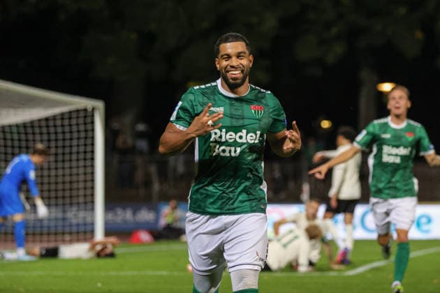 28.08.2026, Fußball, Herren, Saison 2026 2027, Regionalliga Bayern, 6. Spieltag: FC Schweinfurt 05 - SpVgg Greuther Fürth II Torschütze Jason Prodanovic (FC Schweinfurt 05, 17) feiert sein 4:0 Schweinfurt Riedel-Bau-Arena im Sachs-Stadio Bayern Unterfranken Deutschland