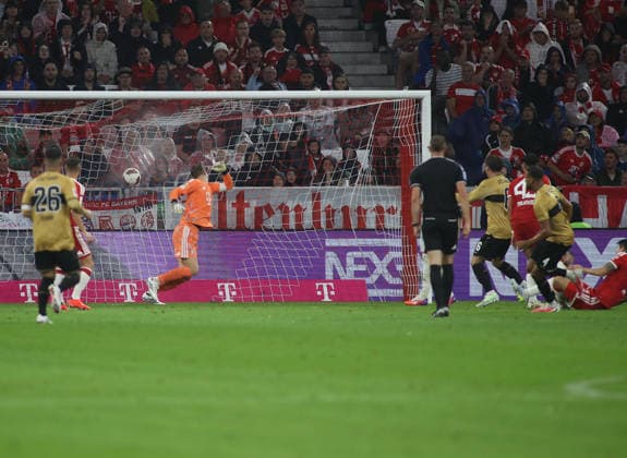 Fussball, Herren, Bundesliga, Saison 2026 2027, FC Bayern München - VFB Stuttgart, Allianz Arena 1:1 durch Josha Vagnoman (VfB Stuttgart) Tor, Ausgleich, Manuel Neuer (FC Bayern München) kann nur hinterherschauen DFB, DFL regulations prohibit any use of photographs as image sequences and or quasi-video *** Soccer, Men s, Bundesliga, 2026–2027 Season, FC Bayern Munich vs. VfB Stuttgart, Allianz Arena, 1–1, goal by Josha Vagnoman (VfB Stuttgart), equalizer; Manuel Neuer (FC Bayern Munich) can only watch from behind. DFB and DFL regulations prohibit any use of photographs as image sequences and or quasi-video.