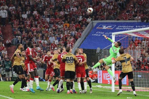 28.08.26 FC Bayern München - VfB Stuttgart Deutschland, München, 28.08.2026, Fussball, Bundesliga, Saison 2026 2027, FC Bayern München - VfB Stuttgart: Getümmel vor dem Stuttgarter Tor, rechts TW Fabian Bredlow, VfB. *** August 28, 2026 FC Bayern Munich vs. VfB Stuttgart Germany, Munich, August 28, 2026, Soccer, Bundesliga, 2026–2027 Season, FC Bayern Munich vs. VfB Stuttgart: A scramble in front of Stuttgart’s goal; on the right, goalkeeper Fabian Bredlow, VfB