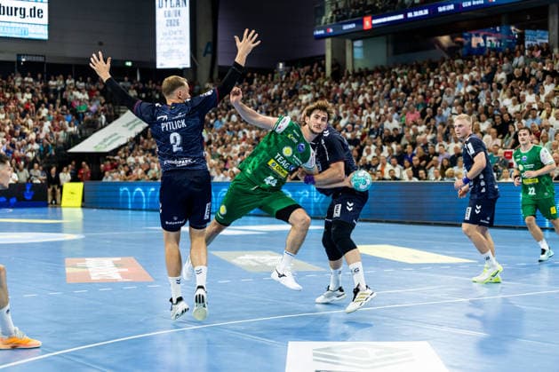 Opel HBL: SG Flensburg-Handewitt vs ThSV Eisenach; 28.08.26 Stephan Seitz (Nr.44, ThSV Eisenach) gegen Simon Pytlick (Nr.02, SG Flensburg-Handewitt und Arnar Freyr Arnarsson (Nr.41, SG Flensburg-Handewitt) Opel HBL: SG Flensburg-Handewitt vs ThSV Eisenach, GGW Arena am 28.08.26 Copyright: xBEAUTIFULxSPORTS MarioxM.xKobergx