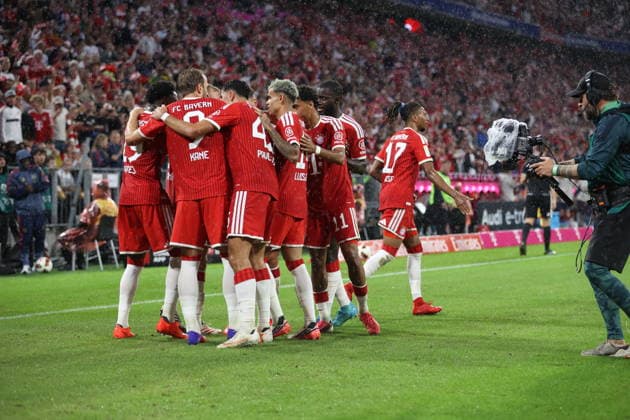 Fussball, Herren, Bundesliga, Saison 2026 2027, FC Bayern München - VFB Stuttgart, Allianz Arena 3:1 durch Josha Vagnoman (VfB Stuttgart) (Eigentor), hier Jubel der Spieler des FC Bayern München, Tor, Torjubel DFB, DFL regulations prohibit any use of photographs as image sequences and or quasi-video *** Soccer, Men s, Bundesliga, 2026–2027 Season, FC Bayern Munich vs. VfB Stuttgart, Allianz Arena, 3–1 thanks to a Josha Vagnoman own goal by VfB Stuttgart; here, FC Bayern Munich players celebrate; goal; goal celebration. DFB and DFL regulations prohibit any use of photographs as image sequences and or quasi-video content.