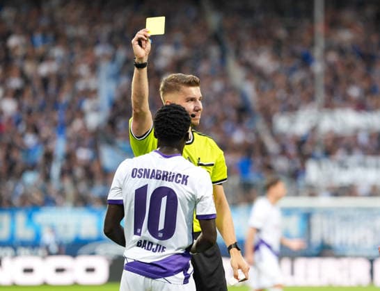 Felix Wagner (Schiedsrichter) zeigt Ismail Badjie (VfL Osnabrueck, 10) die Gelbe Karte. GER, VfL Bochum 1848 vs VfL Osnabrueck, 2. Bundesliga, 3. Spieltag, Saison 2026-27, 28.08.2026 DFL REGULATIONS PROHIBIT ANY USE OF PHOTOGRAPHS AS IMAGE SEQUENCES AND OR QUASI-VIDEO GER, VfL Bochum 1848 vs VfL Osnabrueck, 2. Bundesliga, 3. Spieltag, Saison 2026-27, 28.08.2026 Bochum *** Referee Felix Wagner shows Ismail Badjie of VfL Osnabrück (No. 10) a yellow card; GER, VfL Bochum 1848 vs. VfL Osnabrück, 2. Bundesliga, Matchday 3, 2026–27 Season, August 28, 2026. DFL regulations prohibit any use of photographs as image sequences and or quasi-video. GER, VfL Bochum 1848 vs. VfL Osnabrück, 2. Bundesliga, Matchday 3, 2026–27 season, August 28, 2026, Bochum Copyright: xEibner-Pressefoto ScottxColemanx EP_SCN