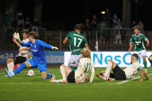 28.08.2026, Fußball, Herren, Saison 2026 2027, Regionalliga Bayern, 6. Spieltag: FC Schweinfurt 05 - SpVgg Greuther Fürth II Torhüter Theo Menapace (SpVgg Greuther Fürth II, 01) kassiert das 0:4 durch Jason Prodanovic (FC Schweinfurt 05, 17) Schweinfurt Riedel-Bau-Arena im Sachs-Stadio Bayern Unterfranken Deutschland