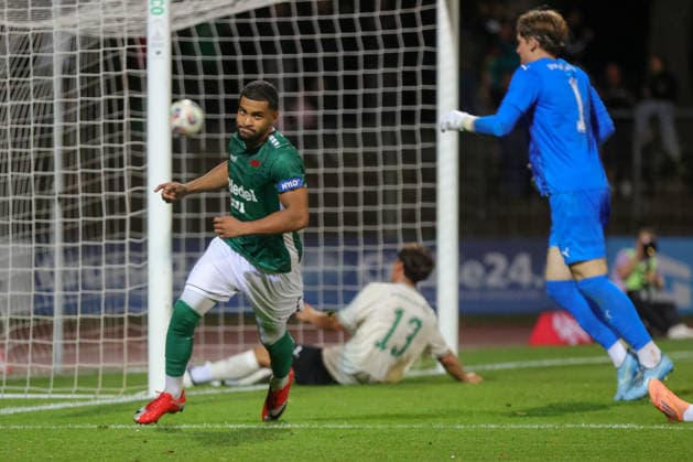 28.08.2026, Fußball, Herren, Saison 2026 2027, Regionalliga Bayern, 6. Spieltag: FC Schweinfurt 05 - SpVgg Greuther Fürth II Torschütze Jason Prodanovic (FC Schweinfurt 05, 17) feiert sein 4:0 Schweinfurt Riedel-Bau-Arena im Sachs-Stadio Bayern Unterfranken Deutschland