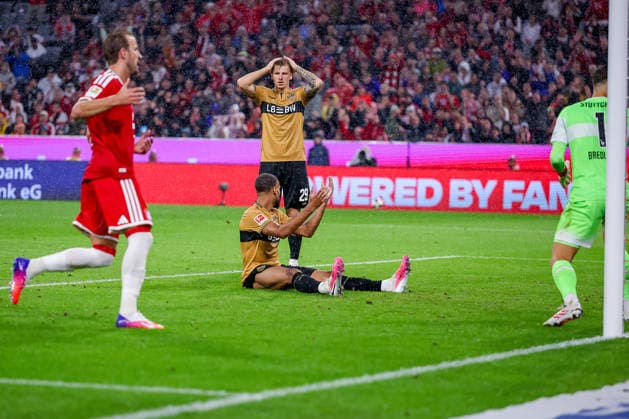 28.08.2026, Fußball, FC Bayern München - VfB Stuttgart, 1. Fußball Bundesliga, 1. Spieltag, Allianz-Arena, Saison 2026 2027: Josha Vagnoman (VfB Stuttgart 04) enttäuscht Enttäuschung nach dem Eigentor Tor zum 3:1 durch Vorlage Alphonso Davies (FC Bayern München 19) DFB regulations prohibit any use of photographs as image sequences and or quasi-video. Bayern Deutschland *** August 28, 2026, Soccer, FC Bayern Munich vs. VfB Stuttgart, Bundesliga 1, Matchday 1, Allianz Arena, 2026–2027 Season: Josha Vagnoman of VfB Stuttgart 04 Disappointed; Disappointment After Own Goal; Goal to Make It 3–1 Off an Assist by Alphonso Davies; FC Bayern Munich 19; DFB regulations prohibit any use of photographs as image sequences and or quasi-video; Bayern, Germany