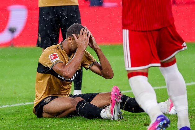 28.08.2026, Fußball, FC Bayern München - VfB Stuttgart, 1. Fußball Bundesliga, 1. Spieltag, Allianz-Arena, Saison 2026 2027: Josha Vagnoman (VfB Stuttgart 04) enttäuscht Enttäuschung nach dem Eigentor Tor zum 3:1 durch Vorlage Alphonso Davies (FC Bayern München 19) DFB regulations prohibit any use of photographs as image sequences and or quasi-video. Bayern Deutschland *** August 28, 2026, Soccer, FC Bayern Munich vs. VfB Stuttgart, Bundesliga 1, Matchday 1, Allianz Arena, 2026–2027 Season: Josha Vagnoman of VfB Stuttgart 04 Disappointed; Disappointment After Own Goal; Goal to Make It 3–1 Off an Assist by Alphonso Davies; FC Bayern Munich 19; DFB regulations prohibit any use of photographs as image sequences and or quasi-video; Bayern, Germany