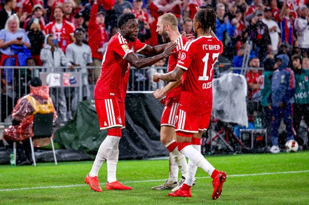 28.08.2026, Fußball, FC Bayern München - VfB Stuttgart, 1. Fußball Bundesliga, 1. Spieltag, Allianz-Arena, Saison 2026 2027: Torjubel nach dem Tor zum 3:1 durch Torschütze Alphonso Davies (FC Bayern München 19) zusammen mit Konrad Laimer (FC Bayern München 27) Michael Olise (FC Bayern München 17) DFB regulations prohibit any use of photographs as image sequences and or quasi-video. Bayern Deutschland *** August 28, 2026, Soccer, FC Bayern Munich vs. VfB Stuttgart, Bundesliga 1, Matchday 1, Allianz Arena, 2026–2027 Season: Goal celebration after Alphonso Davies scores the 3–1 goal. FC Bayern Munich 19 (Alphonso Davies) alongside Konrad Laimer (FC Bayern Munich 27) and Michael Olise (FC Bayern Munich 17). DFB regulations prohibit any use of photographs as image sequences and or quasi-video. Bayern, Germany