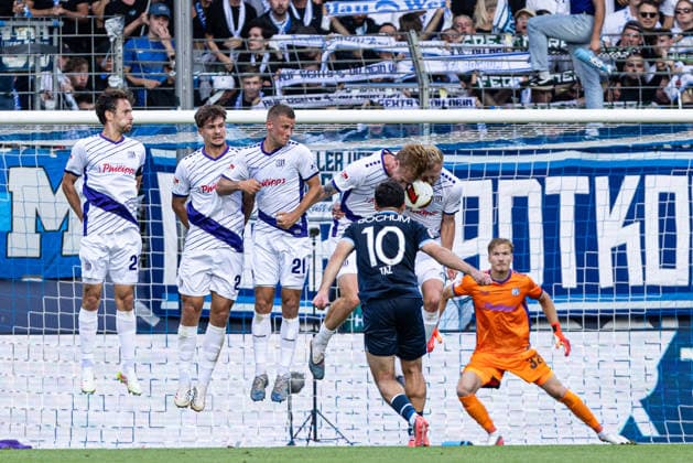 2.Fußball Bundesliga: VfL Bochum 1848 - VfL Osnabrück; 28.08.2026 Die Spieler von VfL Osnabrück blockieren den Schuss beim Strafstoß. 2.Fußball Bundesliga: VfL Bochum 1848 - VfL Osnabrück; Ruhrstadion, Bochum; 28.08.2026 DFL regulations prohibit any use of photographs as image sequences and or quasi video. *** 2. Bundesliga: VfL Bochum 1848 vs. VfL Osnabrück, August 28, 2026. VfL Osnabrück players block the shot during a penalty kick. 2. Bundesliga: VfL Bochum 1848 vs. VfL Osnabrück, Ruhrstadion, Bochum, August 28, 2026 DFL regulations prohibit any use of photographs as image sequences and or quasi-video Copyright: xBEAUTIFULxSPORTS Buriakovx