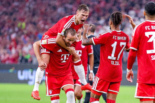 28.08.2026, Fußball, FC Bayern München - VfB Stuttgart, 1. Fußball Bundesliga, 1. Spieltag, Allianz-Arena, Saison 2026 2027: Torjubel nach dem Tor - Michael Olise (FC Bayern München 17) zusammen mit Harry Kane (FC Bayern München 09) Joshua Kimmich (FC Bayern München 06) zusammen mit DFB regulations prohibit any use of photographs as image sequences and or quasi-video. Bayern Deutschland *** August 28, 2026, Soccer, FC Bayern Munich vs. VfB Stuttgart, Bundesliga 1, Matchday 1, Allianz Arena, 2026–2027 Season Goal celebration after Michael Olise (FC Bayern Munich 17) scores, alongside Harry Kane (FC Bayern Munich 09) and Joshua Kimmich (FC Bayern Munich 06). DFB regulations prohibit any use of photographs as image sequences and or quasi-video. Bayern, Germany