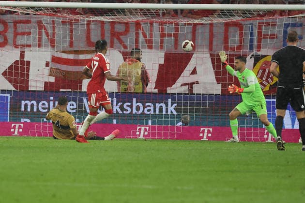 28.08.26 FC Bayern München - VfB Stuttgart Deutschland, München, 28.08.2026, Fussball, Bundesliga, Saison 2026 2027, FC Bayern München - VfB Stuttgart: Eigentor Joshua Vagnoman, links, VfB, zum 3:1 für Bayern. Mitte Michael Olise, bayern, rechts, TW Fabian Bredlow, VfB. *** August 28, 2026 FC Bayern Munich vs. VfB Stuttgart Germany, Munich, August 28, 2026, Soccer, Bundesliga, 2026–2027 season, FC Bayern Munich vs. VfB Stuttgart: Own goal by Joshua Vagnoman (left, VfB), making it 3–1 for Bayern; in the center, Michael Olise (Bayern); on the right, goalkeeper Fabian Bredlow (VfB)