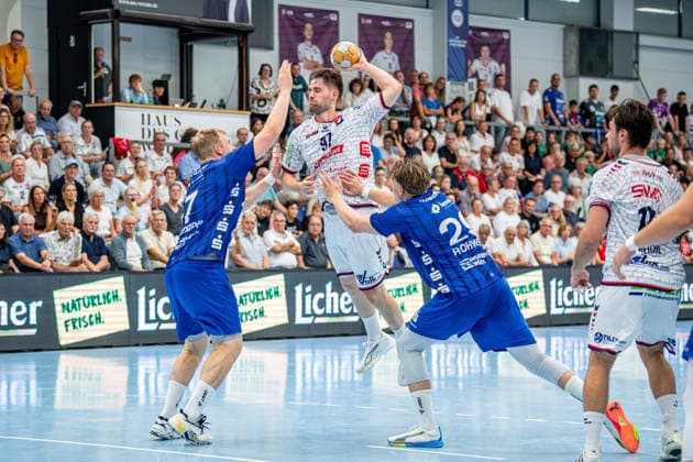 2. HBL; TV Hüttenberg - TV Großwallstadt, 28.08.26 David Kuntscher (TV Hüttenberg, 97), Patrick Gempp (TV Großwallstadt, 7), Johan Rohwer (TV Großwallstadt, 29), Vit Reichl (TV Hüttenberg, 19) 2. HBL; TV Hüttenberg - TV Großwallstadt: Hüttenberg, 28.08.26 Copyright: xBEAUTIFULxSPORTS Roeczeyx