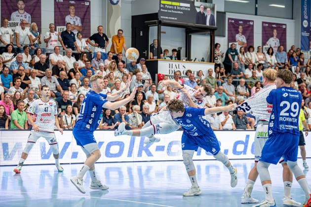 2. HBL; TV Hüttenberg - TV Großwallstadt, 28.08.26 David Sehnke (TV Hüttenberg, 4), Loic Kaysen (TV Großwallstadt, 31), Axel Skaarnaes (TV Großwallstadt, 35)., Johan Rohwer (TV Großwallstadt, 29), Georg Löwen (TV Hüttenberg, 33) 2. HBL; TV Hüttenberg - TV Großwallstadt: Hüttenberg, 28.08.26 Copyright: xBEAUTIFULxSPORTS Roeczeyx