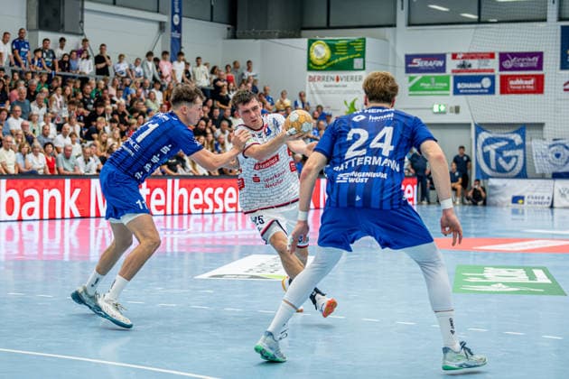 2. HBL; TV Hüttenberg - TV Großwallstadt, 28.08.26 Torsten Anselm (TV Hüttenberg, 25), Ole Klimpke (TV Großwallstadt, 11), Connar Battermann (TV Großwallstadt, 24) 2. HBL; TV Hüttenberg - TV Großwallstadt: Hüttenberg, 28.08.26 Copyright: xBEAUTIFULxSPORTS Roeczeyx
