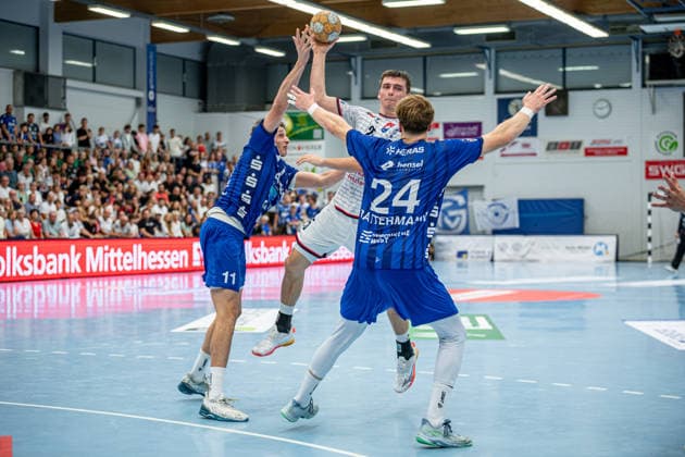 2. HBL; TV Hüttenberg - TV Großwallstadt, 28.08.26 Torsten Anselm (TV Hüttenberg, 25), Connar Battermann (TV Großwallstadt, 24), Ole Klimpke (TV Großwallstadt, 11) 2. HBL; TV Hüttenberg - TV Großwallstadt: Hüttenberg, 28.08.26 Copyright: xBEAUTIFULxSPORTS Roeczeyx
