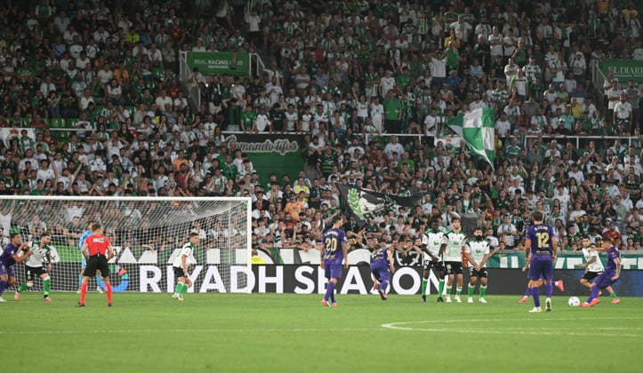 ESP: LaLiga EA Sports Racing Santander v Elche CF player elche shoots at goal under pressure from players racing during LaLiga EA Sports between Racing Santander v Elche CF played at Campos de de El Sardinero Stadium in Cantabria on August 28, 2026 in Spain Spain Futbol Copyright: xAgenciaxLOFx