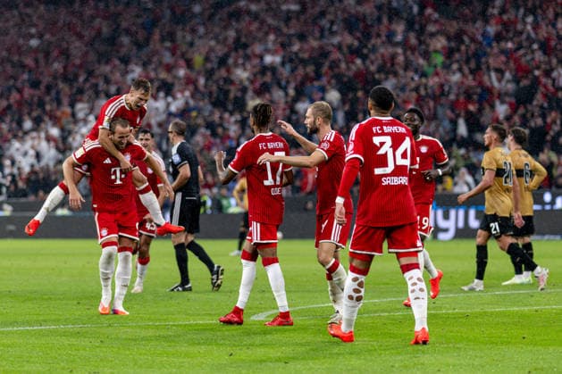 Die Muenchner bejubeln mit Michael Olise (FC Bayern Muenchen, 17) dessen vermeintliches Tor zum 4:1, welches nach Videobeweis aufgrund einer Abseitsposition aberkannt wurde GER, FC Bayern Muenchen vs. VfB Stuttgart, Fussball, Bundesliga, 1. Spieltag, Spielzeit 2026 2027, 28.08.2026. (DFL DFB REGULATIONS PROHIBIT ANY USE OF PHOTOGRAPHS as IMAGE SEQUENCES and or QUASI-VIDEO). Foto: HMB Media Heike Feiner *** The Munich fans celebrate with Michael Olise of FC Bayern Munich, 17, for his supposed goal to make it 4–1, which was disallowed after a video review due to an offside position. GER, FC Bayern Munich vs. VfB Stuttgart, Soccer, Bundesliga, Matchday 1, 2026–2027 season, August 28, 2026. DFL and DFB regulations prohibit any use of photographs as image sequences and or quasi-video. Photo: HMB Media, Heike Feiner Copyright: HMBxMedia HeikexFeiner