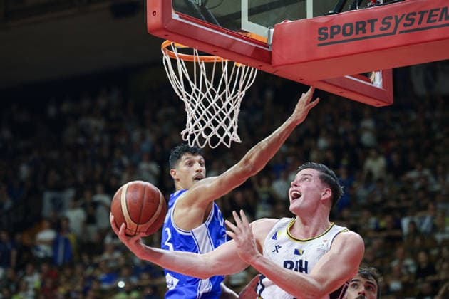 IPA87874937 - Simone Fontecchio of Italy and Amar Alibegovic of Bosnia and Herzegovina are in action during the FIBA Basketball World Cup 2027 Group J European Qualifiers game between Bosnia and Herzegovina and Italy at SKPC Mejdan on August 28, 2026, in Tuzla, Bosnia and Herzegovina during the Bosnia and Herzegovina vs. Italy match—Second Round · Group J - WCQ’27, FIBA World Cup in , , August 28, 2026  Copyright: x(c)xAlbertoxCavallaro SportReporter IPAxSportx xx 87874937
