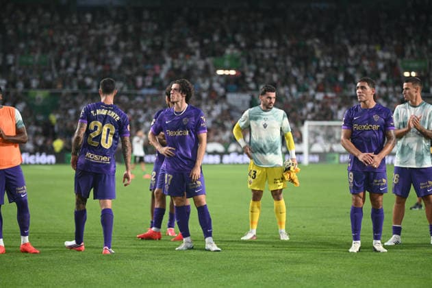 ESP: LaLiga EA Sports Racing Santander v Elche CF Elche players after losing during LaLiga EA Sports between Racing Santander v Elche CF played at Campos de de El Sardinero Stadium in Cantabria on August 28, 2026 in Spain Spain Futbol Copyright: xAgenciaxLOFx