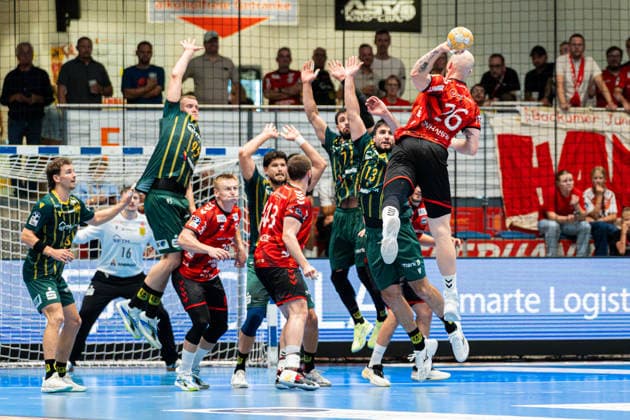 Hamm, Deutschland 28. August 2026: 2. HBL - 2026 2027 - Sp. 1 - ASV Hamm-Westfalen gegen VfL Eintracht Hagen Im Bild: v. li. im Zweikampf Pierre Busch (Hagen), Jan von Boenigk (Hagen), Sigurth Leth-Klinge (ASV), Philip Jungemann (Hagen), Jann Keno Jacobs (ASV), Pouya Norouzinezhad (Hagen), Juan de la Pena (Hagen) und Lucas Firnhaber (ASV) WESTPRESS Arena Nordrhein Westfalen Copyright: xFotostandx xKruczynskix