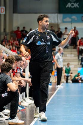 Hamm, Deutschland 28. August 2026: 2. HBL - 2026 2027 - Sp. 1 - ASV Hamm-Westfalen gegen VfL Eintracht Hagen Im Bild: Trainer Jamal Naji (ASV) gestikuliert auf dem Spielfeld. WESTPRESS Arena Nordrhein Westfalen Copyright: xFotostandx xKruczynskix