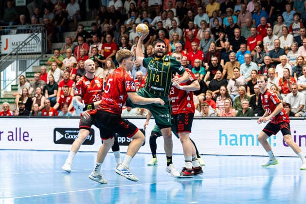 Hamm, Deutschland 28. August 2026: 2. HBL - 2026 2027 - Sp. 1 - ASV Hamm-Westfalen gegen VfL Eintracht Hagen Im Bild: v. li. im Zweikampf Ãdam Horvath-Garaba (ASV) Adam Horvath-Garaba (ASV), Juan de la Pena (Hagen) und Jann Keno Jacobs (ASV) WESTPRESS Arena Nordrhein Westfalen Copyright: xFotostandx xKruczynskix