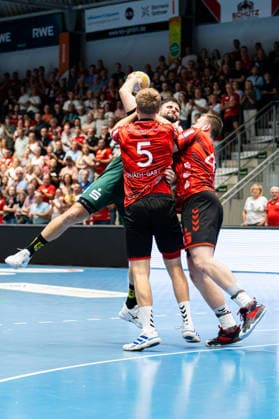 Hamm, Deutschland 28. August 2026: 2. HBL - 2026 2027 - Sp. 1 - ASV Hamm-Westfalen gegen VfL Eintracht Hagen Im Bild: v. li. im Zweikampf Juan de la Pena (Hagen), Ãdam Horvath-Garaba (ASV) Adam Horvath-Garaba (ASV) und Jann Keno Jacobs (ASV) WESTPRESS Arena Nordrhein Westfalen Copyright: xFotostandx xKruczynskix