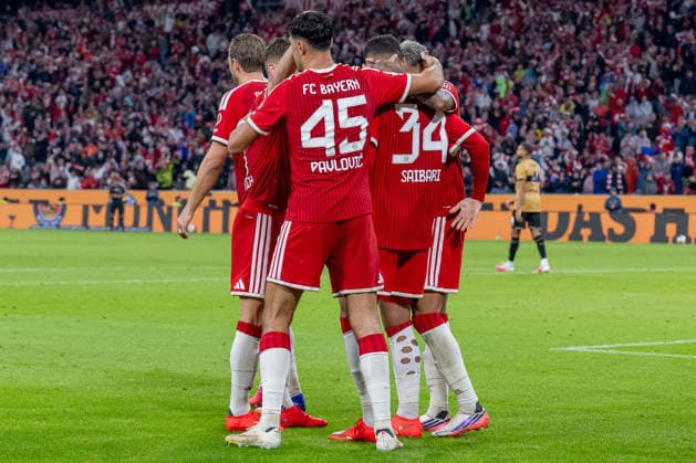 Die Muenchner bejubeln mit Aleksandar Pavlovic (FC Bayern Muenchen, 45) dessen Tor zum 4:1 GER, FC Bayern Muenchen vs. VfB Stuttgart, Fussball, Bundesliga, 1. Spieltag, Spielzeit 2026 2027, 28.08.2026. (DFL DFB REGULATIONS PROHIBIT ANY USE OF PHOTOGRAPHS as IMAGE SEQUENCES and or QUASI-VIDEO). Foto: HMB Media Heike Feiner *** The Munich fans cheer for FC Bayern Munich’s Aleksandar Pavlovic, 45, after his goal to make it 4–1 GER, FC Bayern Munich vs. VfB Stuttgart, soccer, Bundesliga, Matchday 1, 2026–2027 season, August 28, 2026 DFL and DFB regulations prohibit any use of photographs as image sequences and or quasi-video. Photo: HMB Media, Heike Feiner Copyright: HMBxMedia HeikexFeiner