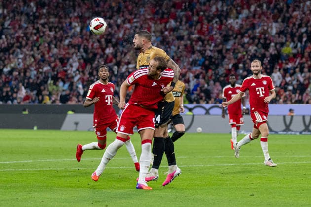 Jeff Chabot (VfB Stuttgart, 24) mit einer Kopfballabwehr vor Harry Kane (FC Bayern Muenchen, 09) GER, FC Bayern Muenchen vs. VfB Stuttgart, Fussball, Bundesliga, 1. Spieltag, Spielzeit 2026 2027, 28.08.2026. (DFL DFB REGULATIONS PROHIBIT ANY USE OF PHOTOGRAPHS as IMAGE SEQUENCES and or QUASI-VIDEO). Foto: HMB Media Heike Feiner *** Jeff Chabot (VfB Stuttgart), 24, clears a header in front of Harry Kane (FC Bayern Munich), 09 GER, FC Bayern Munich vs. VfB Stuttgart, Soccer, Bundesliga, Matchday 1, 2026–2027 season, August 28, 2026 DFL and DFB regulations prohibit any use of photographs as image sequences and or quasi-video. Photo: HMB Media, Heike Feiner Copyright: HMBxMedia HeikexFeiner