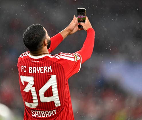 28.08.2026, Fussball Bundesliga 2026 2027, 1.Spieltag, FC Bayern München - VfB Stuttgart, in der Allianz-Arena München, Ismael Saibari (FC Bayern München) macht ein Selfie ***DFL and DFB regulations prohibit any use of photographs as image sequences and or quasi-video.*** *** August 28, 2026, 2026–2027 Bundesliga, Matchday 1, FC Bayern Munich vs. VfB Stuttgart, at the Allianz Arena in Munich, Ismael Saibari of FC Bayern Munich takes a selfie ***DFL and DFB regulations prohibit any use of photographs as image sequences and or quasi-video***