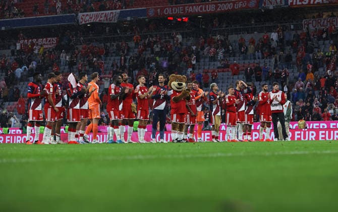 Fussball, Herren, Bundesliga, Saison 2026 2027, FC Bayern München - VFB Stuttgart, Allianz Arena Die Mannschaft des FC Bayern München nach dem Spiel beim Feiern bei den Fans vor der Südkurve DFB, DFL regulations prohibit any use of photographs as image sequences and or quasi-video *** Soccer, Men s, Bundesliga, 2026–2027 Season, FC Bayern Munich vs. VFB Stuttgart, Allianz Arena: The FC Bayern Munich team celebrating with fans in front of the South Stand after the game. DFB and DFL regulations prohibit any use of photographs as image sequences and or quasi-video.