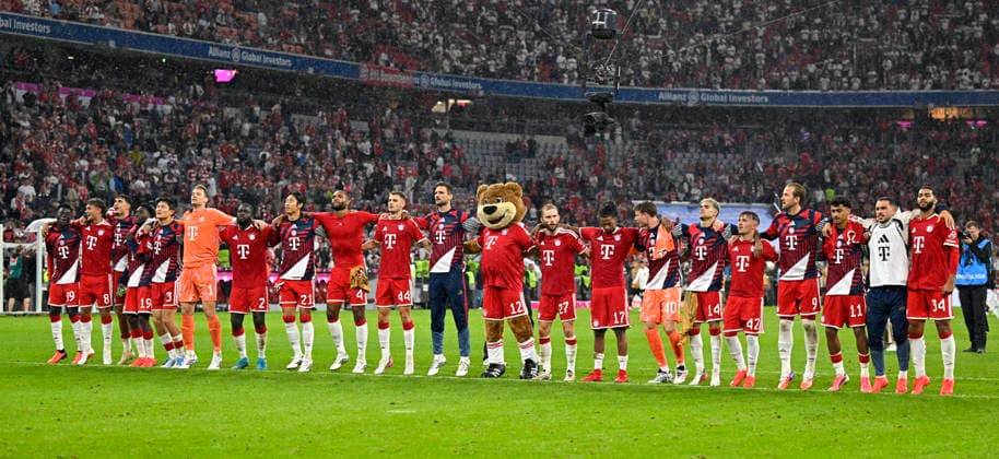 28.08.2026, Fussball Bundesliga 2026 2027, 1.Spieltag, FC Bayern München - VfB Stuttgart, in der Allianz-Arena München, v.l. Bara Sapoko Ndiaye (Bayern München), Tom Bischof (FC Bayern München), Aleksandar Pavlovic (Bayern München) , Alphonso Davies (FC Bayern München), Min-jae Kim (Bayern München, Minjae Kim), Torwart Manuel Neuer (FC Bayern München), Dayot Upamecano (FC Bayern München), Hiroki Ito (FC Bayern München), Jonathan Tah (FC Bayern München), Josip Stanisic (Bayern München), Torwart Sven Ulreich (FC Bayern München), Berni, Konrad Laimer (FC Bayern München), Michael Olise (FC Bayern München), Torwart Jonas Urbig (FC Bayern München), Luis Diaz (FC Bayern München), Lennart Karl (FC Bayern München), Harry Kane (FC Bayern München), Nathaniel Brown (FC Bayern München), Arijon Ibrahimovic (Bayern München) und Ismael Saibari (FC Bayern München) liegen sich im Arm ***DFL and DFB regulations prohibit any use of photographs as image sequences and or quasi-video.*** *** August 28, 2026, 2026–2027 Bundesliga, Matchday 1, FC Bayern Munich vs. VfB Stuttgart, at the Allianz Arena in Munich, from left: Bara Sapoko Ndiaye (Bayern Munich), Tom Bischof, FC Bayern Munich, Aleksandar Pavlovic, Bayern Munich, Alphonso Davies, FC Bayern Munich, Minjae Kim, Bayern Munich, Goalkeeper Manuel Neuer, FC Bayern Munich, Dayot Upamecano, FC Bayern Munich, Hiroki Ito, FC Bayern Munich, Jonathan Tah (FC Bayern Munich), Josip Stanisic (Bayern Munich), goalkeeper Sven Ulreich (FC Bayern Munich), Berni, Konrad Laimer (FC Bayern Munich), Michael Olise (FC Bayern Munich), goalkeeper Jonas Urbig (FC Bayern Munich), Luis Díaz (FC Bayern Munich), Lennart Karl (FC Bayern Munich), Harry Kane (FC Bayern Munich), Nathaniel Brown (FC Bayern Munich), Arijon Ibrahimovic (Bayern Munich), and Ismael Saibari (FC Bayern Munich) are hugging each other ***DFL and DFB regulations prohibit any use of photographs as image sequences and or quasi-video***