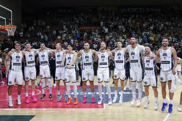 IPA87876151 - Bosnia and Herzegovina players celebrate their victory during the FIBA Basketball World Cup 2027 Group J European Qualifiers game between Bosnia and Herzegovina and Italy at SKPC Mejdan on August 28, 2026, in Tuzla, Bosnia and Herzegovina, during the Bosnia and Herzegovina vs. Italy match—Second Round · Group J - WCQ’27, FIBA World Cup in , , August 28, 2026  Copyright: x(c)xAlbertoxCavallaro SportReporter IPAxSportx xx 87876151
