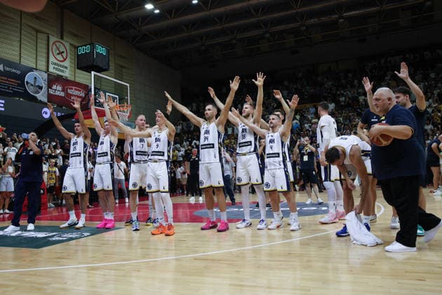IPA87876152 - Bosnia and Herzegovina players celebrate their victory during the FIBA Basketball World Cup 2027 Group J European Qualifiers game between Bosnia and Herzegovina and Italy at SKPC Mejdan on August 28, 2026, in Tuzla, Bosnia and Herzegovina, during the Bosnia and Herzegovina vs. Italy match—Second Round · Group J - WCQ’27, FIBA World Cup in , , August 28, 2026  Copyright: x(c)xAlbertoxCavallaro SportReporter IPAxSportx xx 87876152