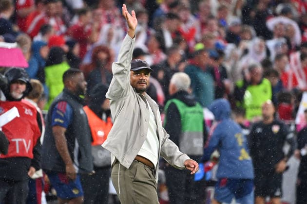 Schlussjubel Trainer Vincent KOMPANY (Bayern Muenchen). Jubel,Freude,Begeisterung, Einzelbild,angeschnittenes Einzelmotiv, Halbfigur,halbe Figur. Fussball 1. Bundesliga Saison 2026 2027, 1.Spieltag, Spieltag01, FC Bayern Muenchen - VfB Stuttgart 5-1 am 28.08.2026 , A L L I A N Z A R E N A. *** Celebration at the final whistle: Coach Vincent KOMPANY, Bayern Munich—celebration, joy, excitement; single frame, cropped close-up, half-length shot, soccer, 1. Bundesliga, 2026–2027 season, Matchday 1, Matchday 01, FC Bayern Munich vs. VfB Stuttgart 5–1 on August 28, 2026, Allianz Arena